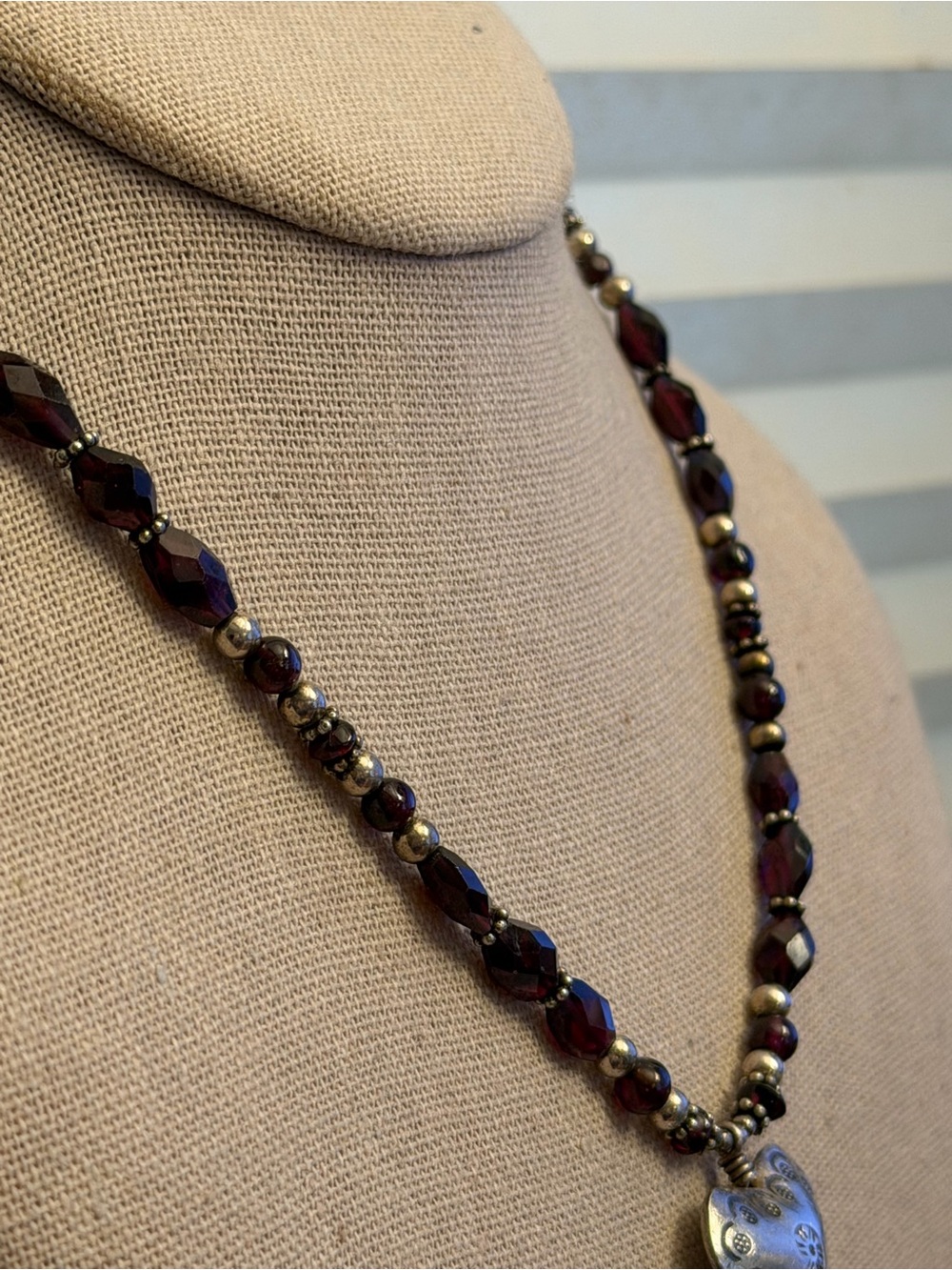 Heart Pendant with faceted garnets & silver beads Necklace - SS lobster clasp - Picture 6 of 10
